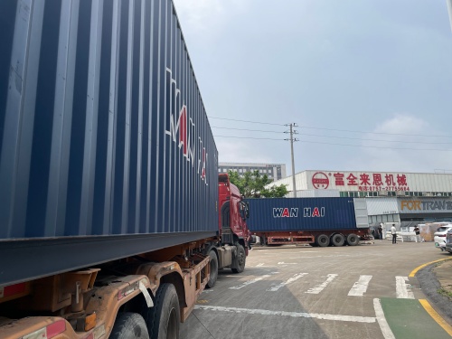 FORTRAN accelera la spedizione post-festiva: due container di linee rotative di bordatura e macchine per il taglio di cartoni diretti in Polonia