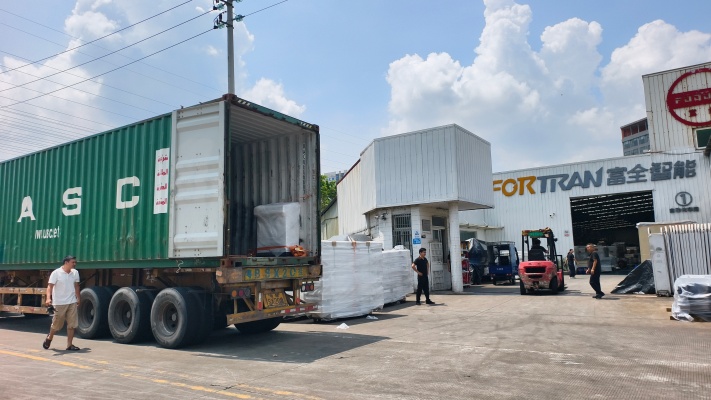 Spedizione in doppio container! Macchine da taglio di precisione spedite in Messico e Brasile