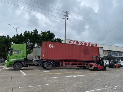 Spedizioni sincrone nazionali e transfrontaliere: linee di produzione avanzate di bordatrici consegnano in Spagna e Guangdong
